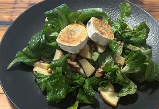 Feldsalat mit karamellisiertem Ziegenkäse, Äpfeln