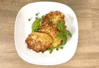 Spaghettikürbis-Puffer mit Erbsenpüree