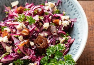 Rotkohlsalat mit Feta, Äpfeln und Datteln
