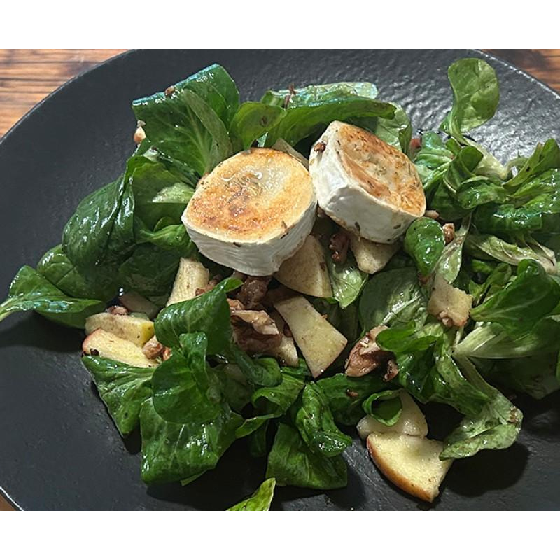 Feldsalat mit karamellisiertem Ziegenkäse, Äpfeln