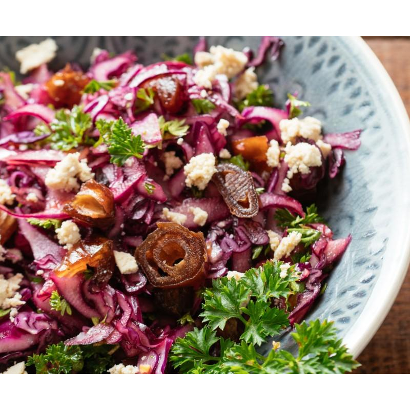 Rotkohlsalat mit Feta, Äpfeln und Datteln