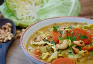 Spitzkohl-Curry mit Cashew-Kernen