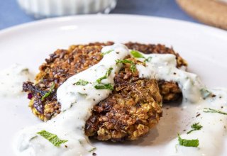 Haferflockenbratlinge mit Zucchini und Joghurt-Dip