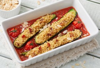 Mit Couscous gefüllte Zucchini