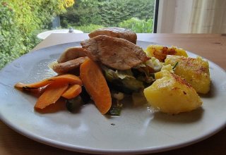 Sommergemüse mit Hähnchenbrust und Röstkartoffeln